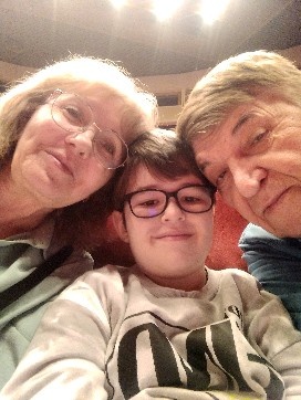 Наш внучок - наше продолжение!!! Снимок за два дня до  встречи Нового 2026 года; в отеле Санкт Петербург, в актовом зале. 