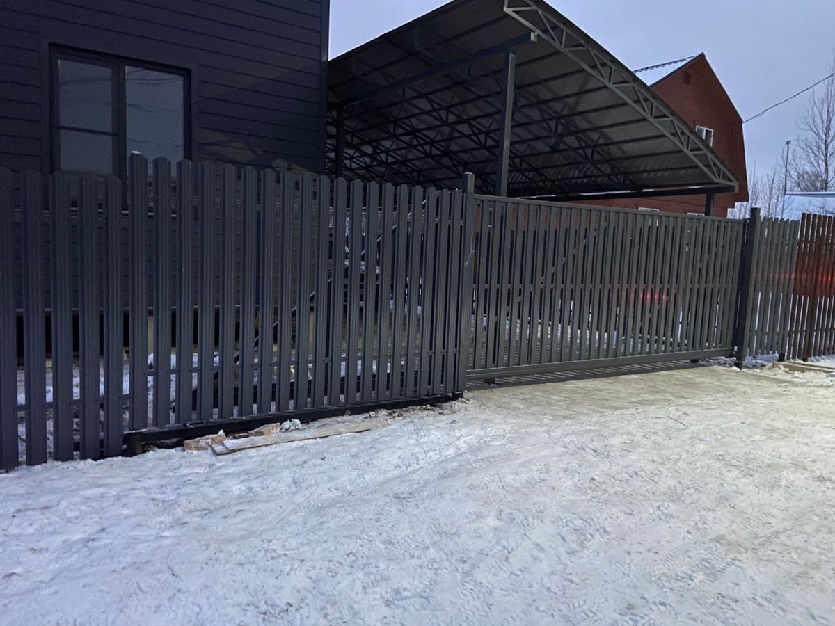 На этом объекте установили зимой забор на винтовых сваях и откатные ворота