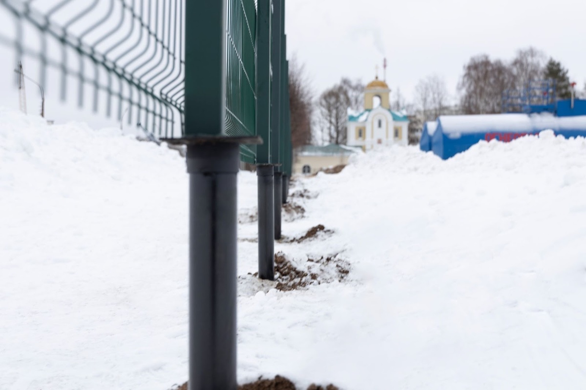 Снежный январь в Твери. Строим забор для больницы с вертолетной площадкой
