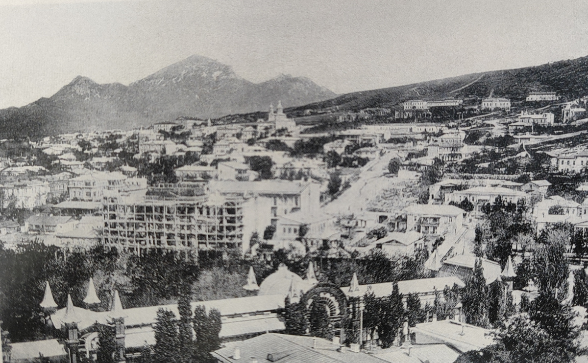 Вид на Николаевский цветник и гору Бештау, начало ХХ века (фото из интернета) 