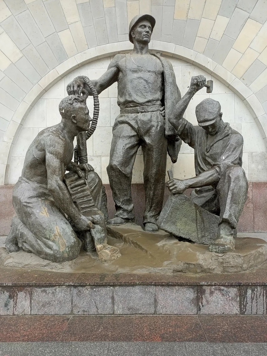 Скульптурная композиция "Метростроевцы в забое" крупным планом, 2023. Фото из карт Яндекса.