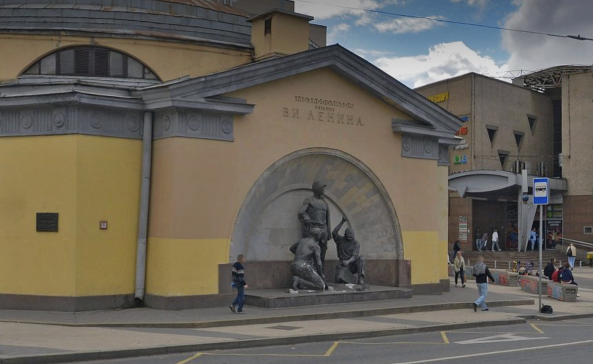 Скульптурная композиция у метро "Электрозаводская", 2025. Яндекс.Панорамы.