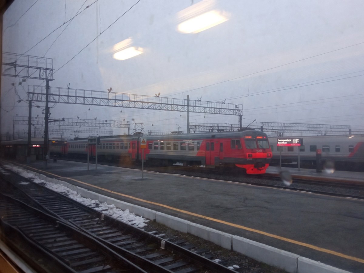 ЭД4М-0068 на 11 пути станции Екатеринбург-Пассажирский