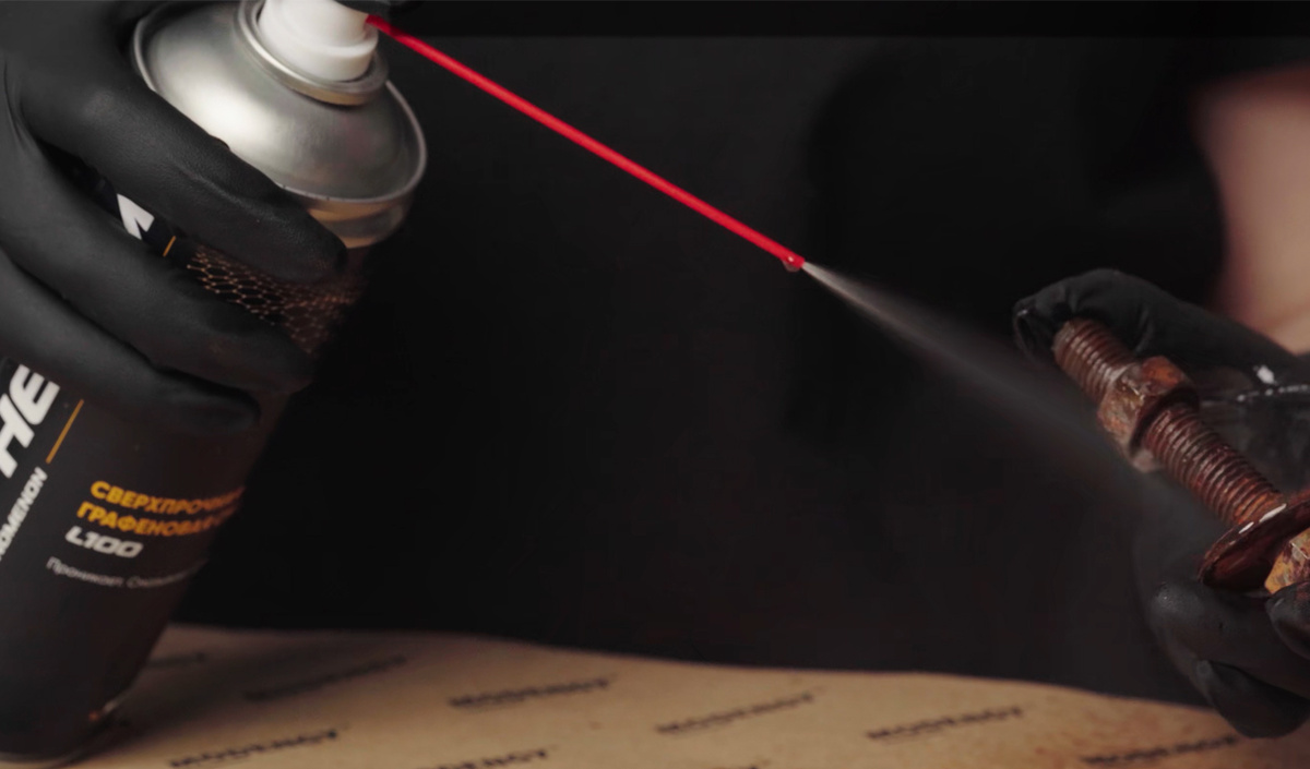 Смазка с графеном GRAPHENOM L100 разрыхляет коррозию на резьбовом соединении