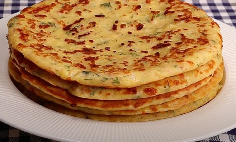 Сытные блины с начинкой из колбасы и сыра: идеальный перекус за десять минут