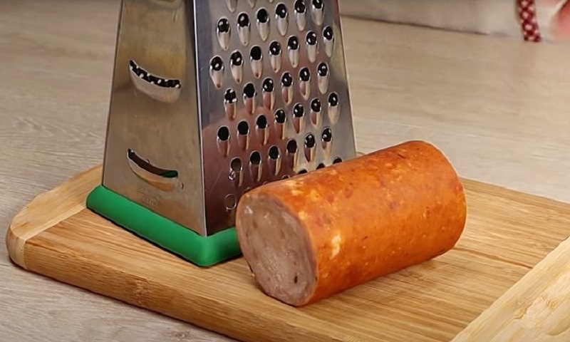 Сытные блины с начинкой из колбасы и сыра: идеальный перекус за десять минут