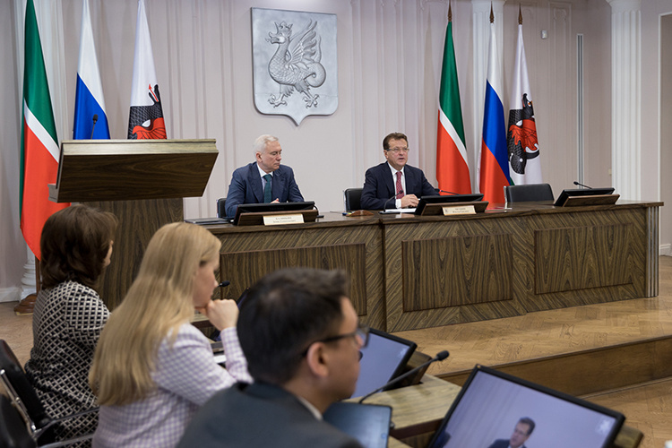    Ильсур Метшин: «Обращений по уборке поступает достаточно много, но больше всего проблем во дворах».   
Фото: kzn.ru