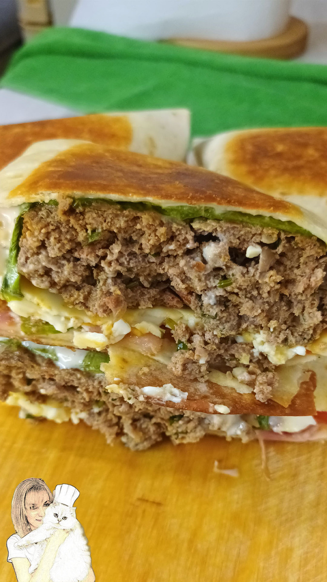 Ингредиенты:
• фарш свинина + говядина
• соль, перец
• тортилья
• листья салата
• соус для бургера
• помидор
• сыр
• лук

 Приготовление: