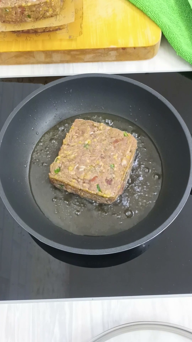 1.Берём фарш, добавляем соль, перец и любые приправы по своему вкусу.
Я еще добавила в фарш помидор и зелень.
Формируем котлеты и обжариваем на небольшом огне.