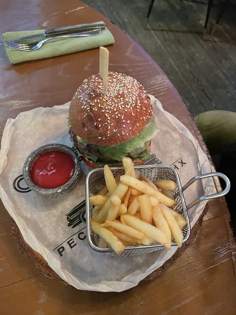 Бургер с говядиной в ресторане Оттепель на ВДНХ © "Покажу Москву"