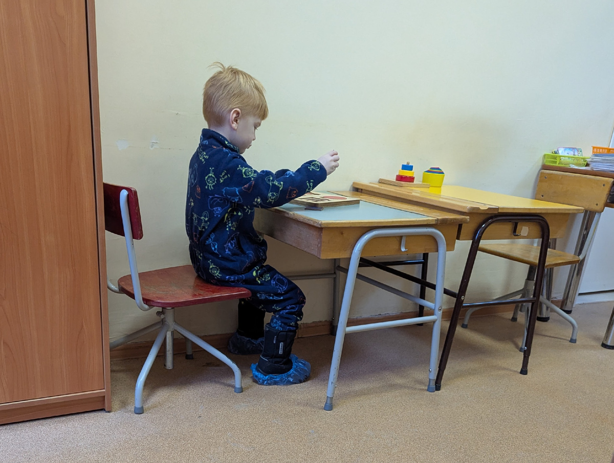 Во время "допроса" женщина сидела напротив