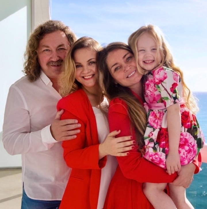 Игорь Николаев с женой и дочками.