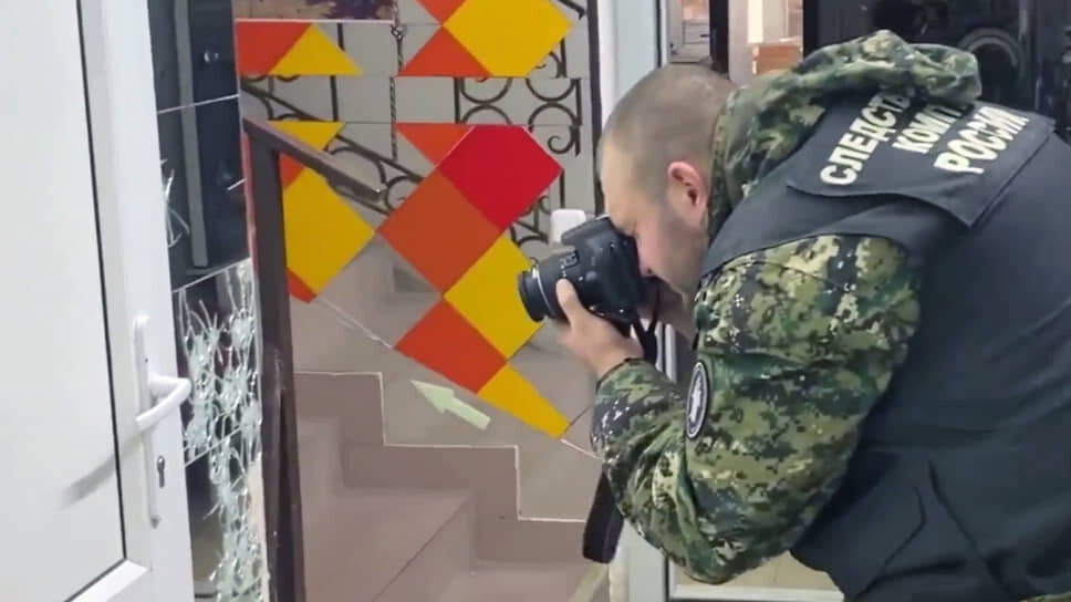 Сотрудник СКР в здании техникума в Анапе.📷Фото: РИА Новости