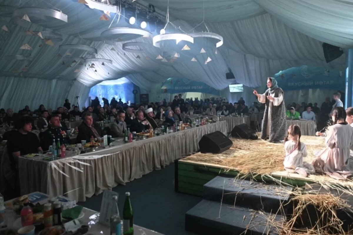    Верующие во время ифтара после начала священного месяца Рамадан.