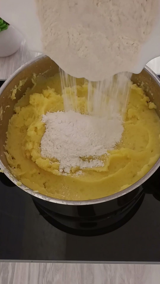 1.Сделайте картофельное пюре. Смешайте его с яйцом, сливочным маслом ,
посолите и добавьте муки.