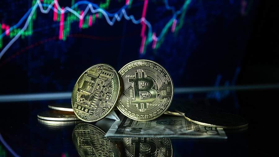Биткоин рухнул вдвое за полтора года: это начало нового цикла или сигнал к длительному спаду?