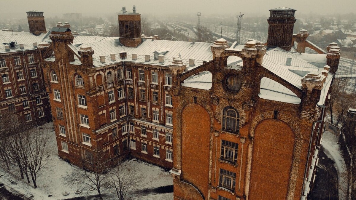 Морозовские казармы. В Твери сохранились здания бывших Морозовских казарм – жилых комплексов для рабочих, построенных Морозовыми. Это важный объект индустриального наследия, демонстрирующий масштабы их предприятий и подход к организации быта рабочих.
