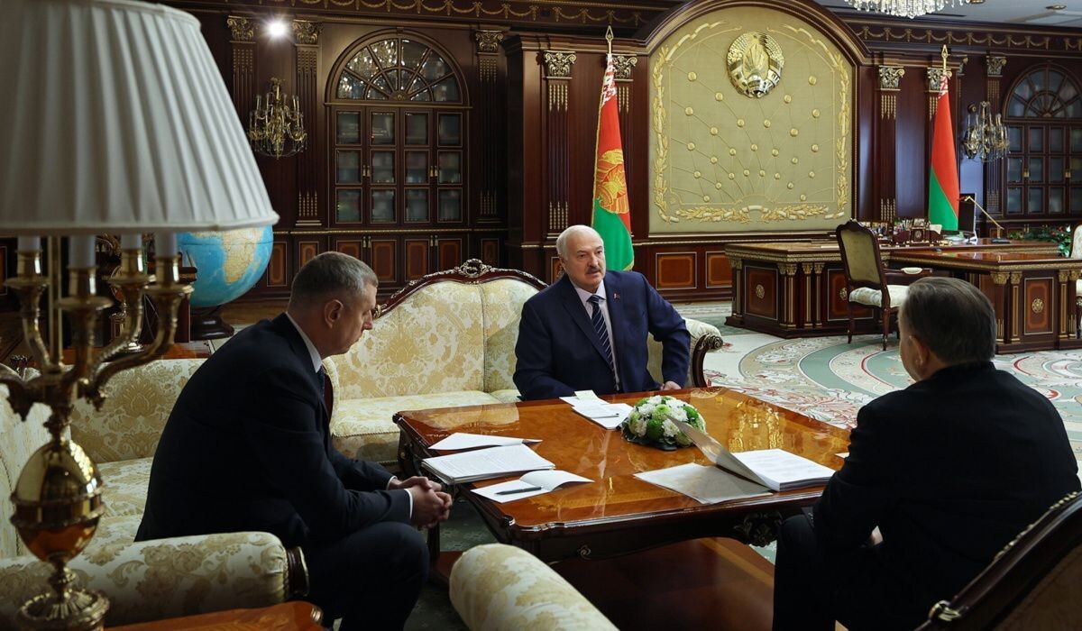     Президент Белоруссии Александр Лукашенко на встрече с государственным секретарем Союзного государства Сергеем Глазьевым. Источник: resident.gov.by Автор фото: Пресс-служба Президента Белоруссии