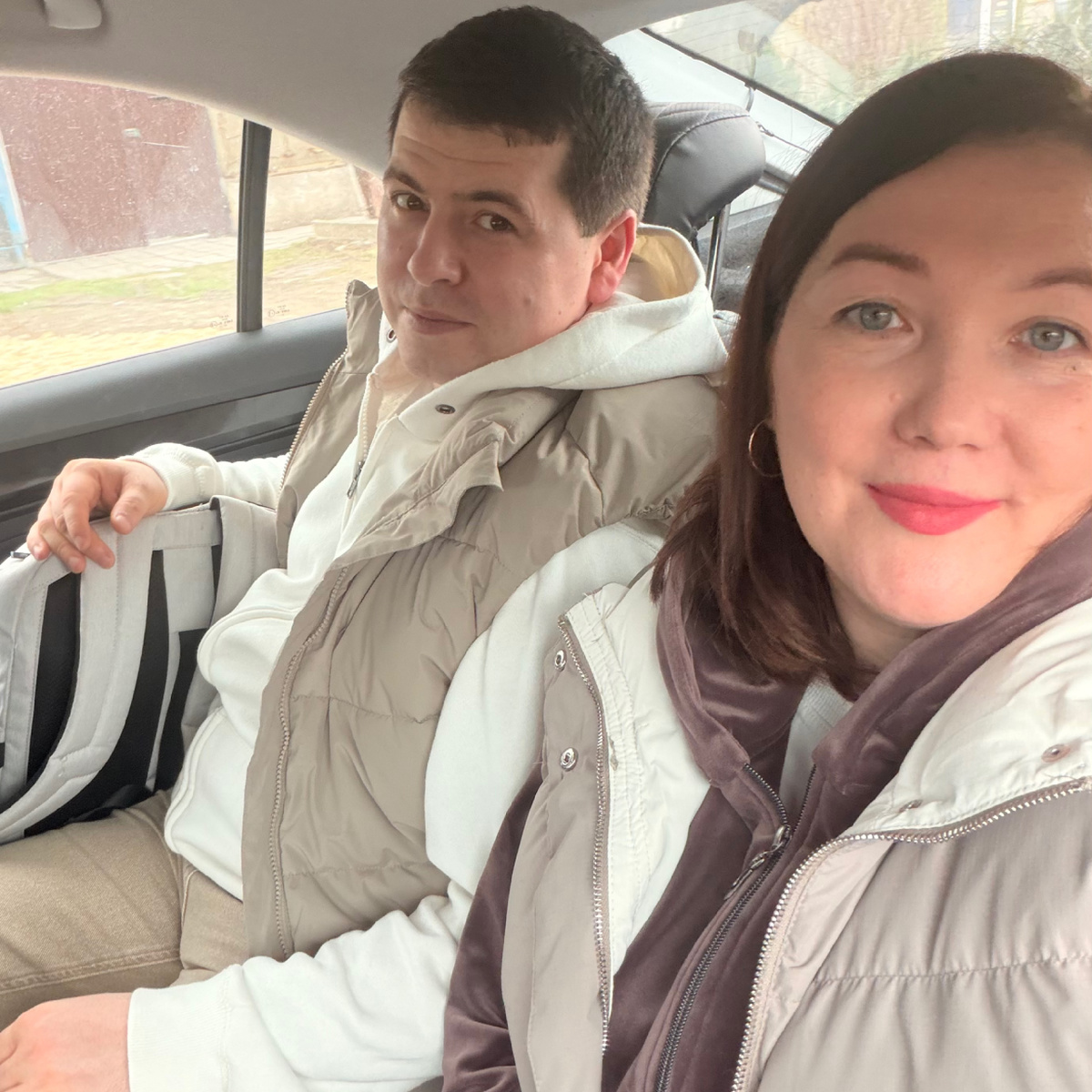 Привет, я Оксана. В марте 2024 года мы переехали из Перми в Анапу. Мы семья медиков. Муж работает на скорой, я занимаюсь детьми (их у нас трое)  и веду блоги в социальных сетях. Подписывайтесь и следите за жизнью многодетной семьи на берегу Черного моря.