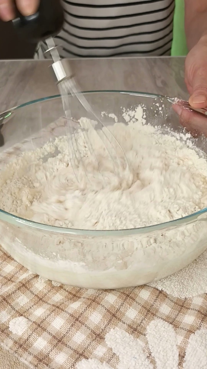 1. Смешиваем одно яйцо с солью, вливаем молоко не переставая мешать.
Всыпаем муку и разрыхлитель. И мешаем до однородности.