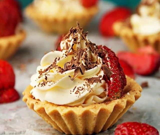 ПЕСОЧНЫЕ КОРЗИНКИ С КРЕМОМ МАСКАРПОНЕ И КЛУБНИКОЙ