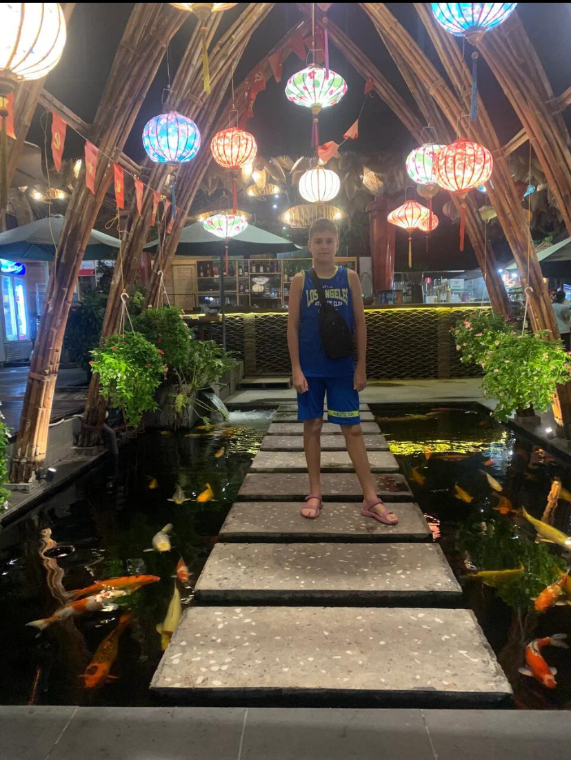 На мостике над рыбами