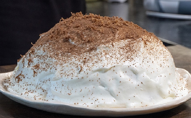 Торт без выпечки, который хочется готовить снова и снова: лёгкий рецепт с бисквитом, клубникой и мармеладом