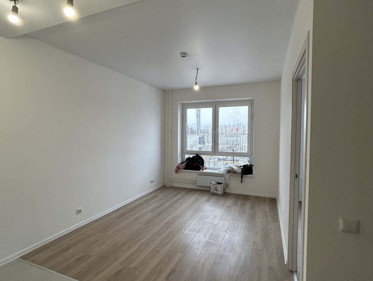 А так она выглядела, когда мы принимали её от застройщика.