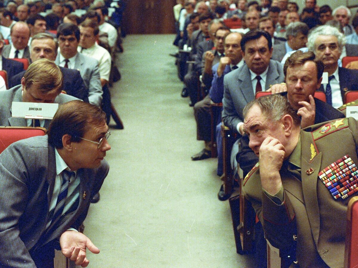    Маршал Советского Союза Дмитрий Тимофеевич Язов (справа) в зале заседаний | © РИА Новости / Алексей Бойцов