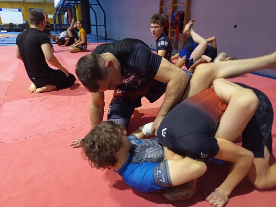 Руслан Шамилов провёл мастер-класс в Великих Луках
Фото: клуб «Отечество»