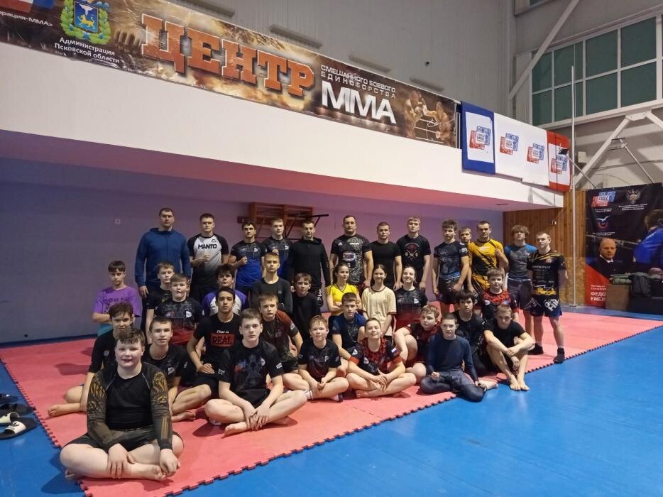 Руслан Шамилов провёл мастер-класс в Великих Луках
Фото: клуб «Отечество»