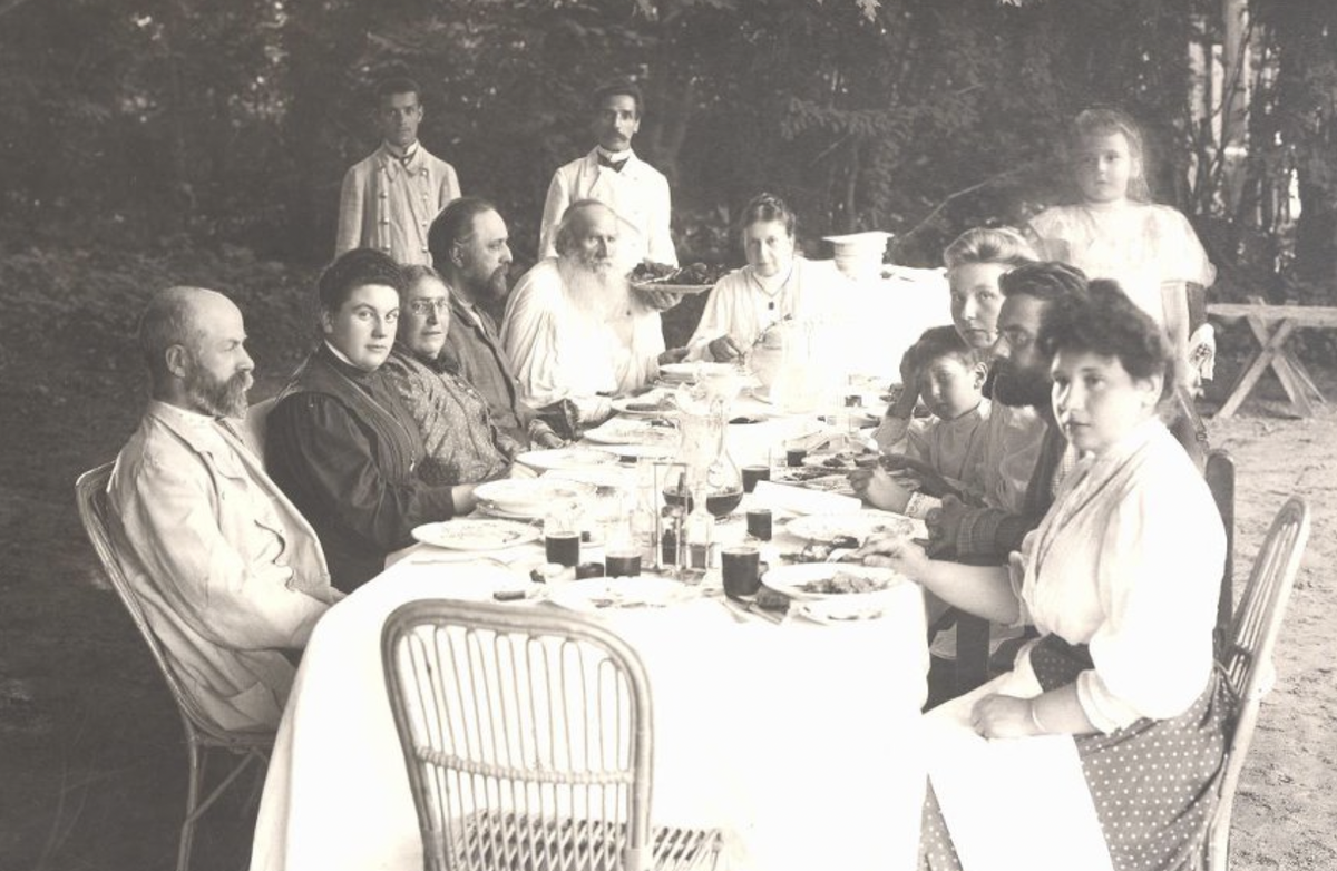 Л.Н. Толстой в группе с родными и гостями за обеденным столом в парке около дома. 7 июля 1908 г. Государственный музей-заповедник Л.Н. Толстого