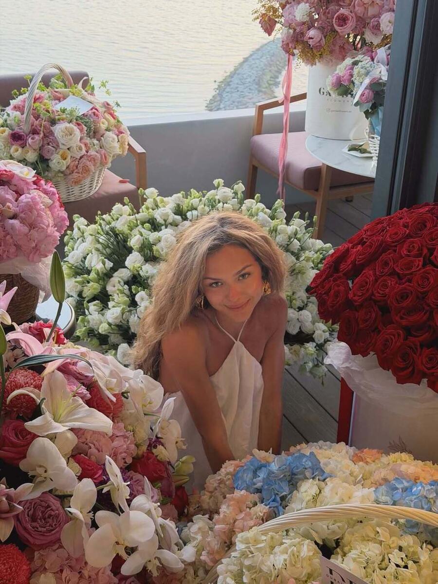     Стефания Маликова буквально купается в цветах