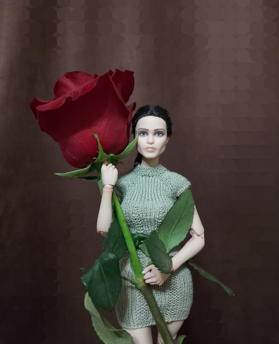 Щас я кого-то тресну этой розой😠😁