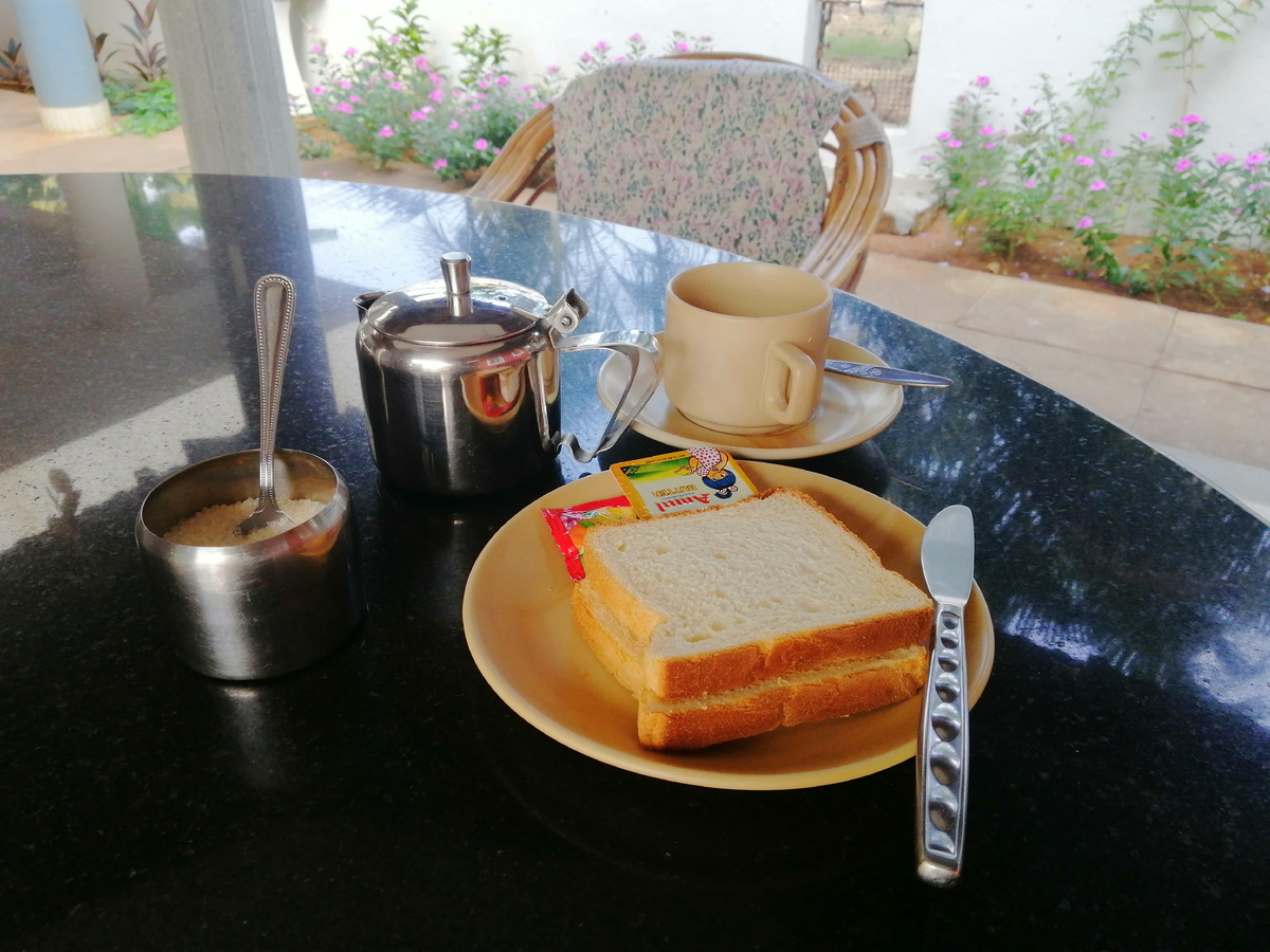 Завтрак в отеле "Мелодия волн": кофе в серебристом чайничке 