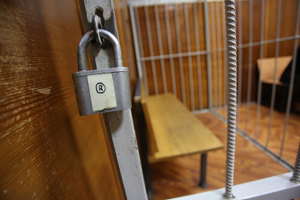    Обвиняемому грозят обязательные работы, крупные штрафы или арест до трех месяцев. Алексей БУЛАТОВ