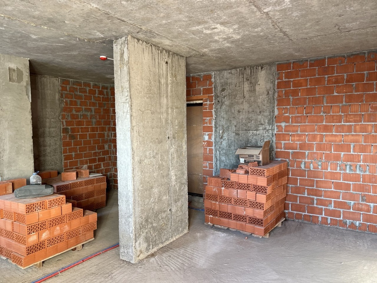 Простор фантазии ограничивает этот огромный столб посередине квартиры