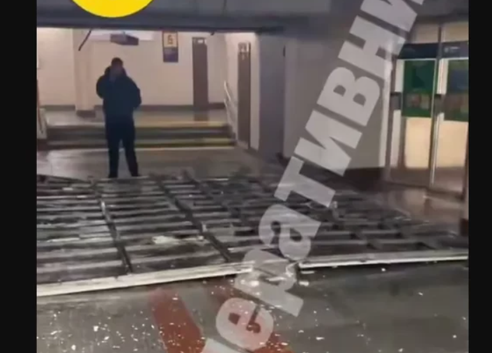    В Киеве на выходе из станции метро «Теремки» рухнул подвесной потолок