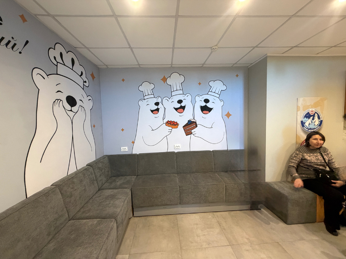 Такие улыбчивые мишки встречают всех приходящих на производство