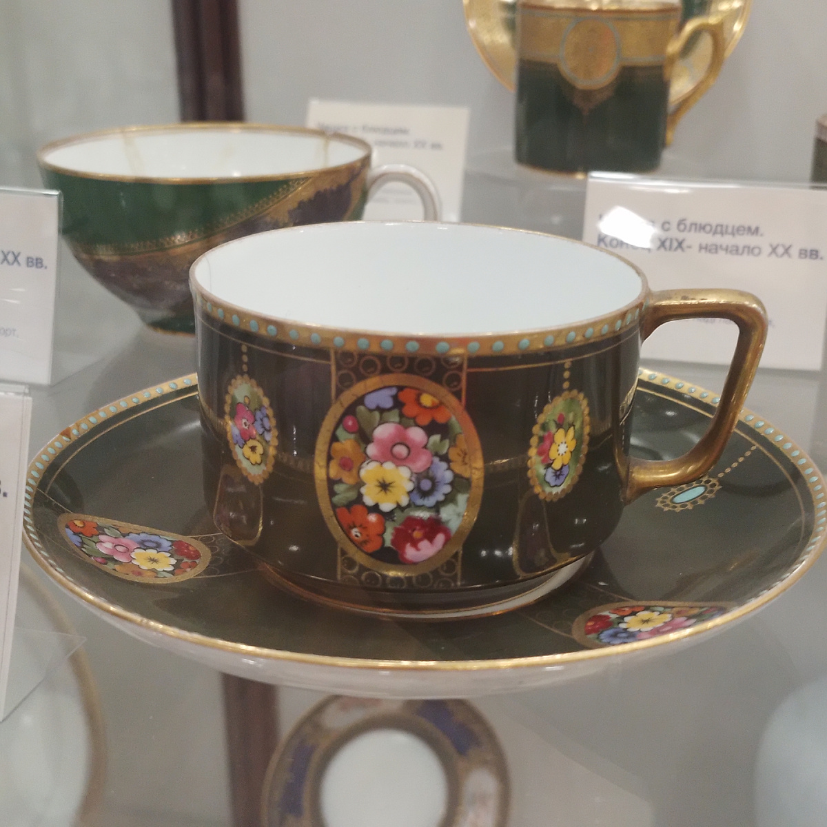 Кузнецовский фарфор конца XIX- нач. XX века в музее Дулевского фарфорового завода. Фото автора