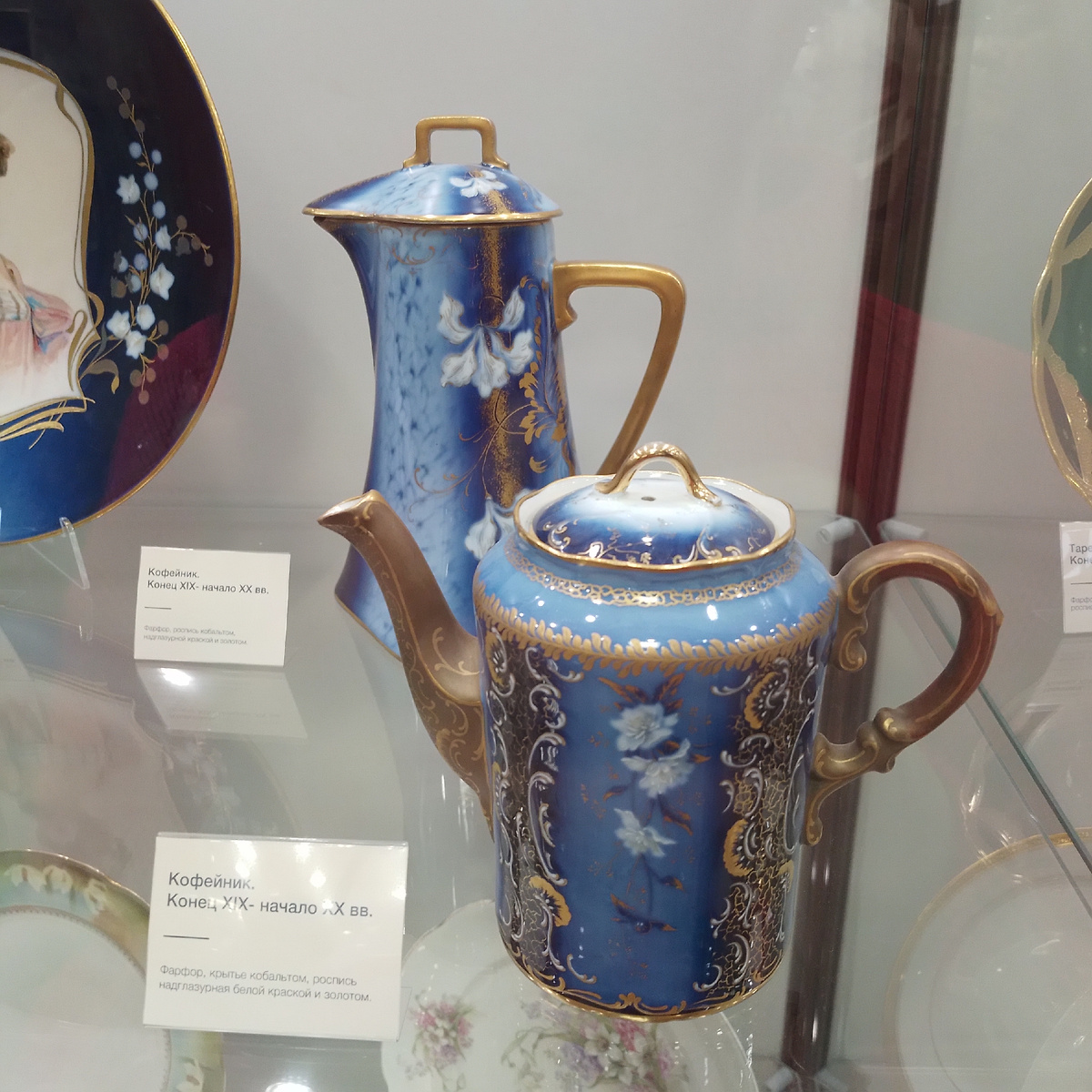 Кузнецовский фарфор конца XIX- нач. XX века в музее Дулевского фарфорового завода. Фото автора