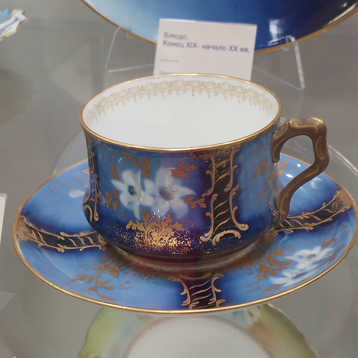 Кузнецовский фарфор конца XIX- нач. XX века в музее Дулевского фарфорового завода. Фото автора