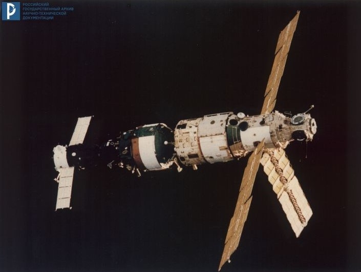 Орбитальный комплекс «Мир» (базовый блок и модуль «Квант» с пристыкованным к нему кораблем «Союз ТМ-2»). Фото с борта корабля «Союз ТМ-3». 22 июля 1987 г. РГАНТД. Ф. 472.