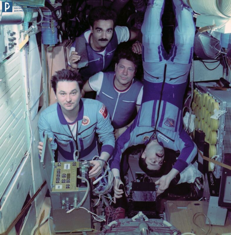 В.Г. Титов, А. Моманд (Афганистан), В.А. Ляхов и М.Х. Манаров на борту станции «Мир». 1988 г. РГАНТД. Арх. № 1-4955 цв.