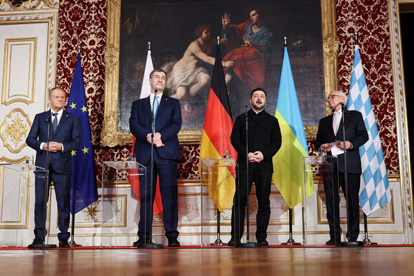 Министр-президент Баварии Маркус Зёдер, председатель Мюнхенской конференции по безопасности Вольфганг Ишингер, премьер-министр Польши Дональд Туск и президент Украины Владимир Зеленский выступают с заявлением в Мюнхене, 14 февраля 2026 года / Liesa Johannssen/Reuters   