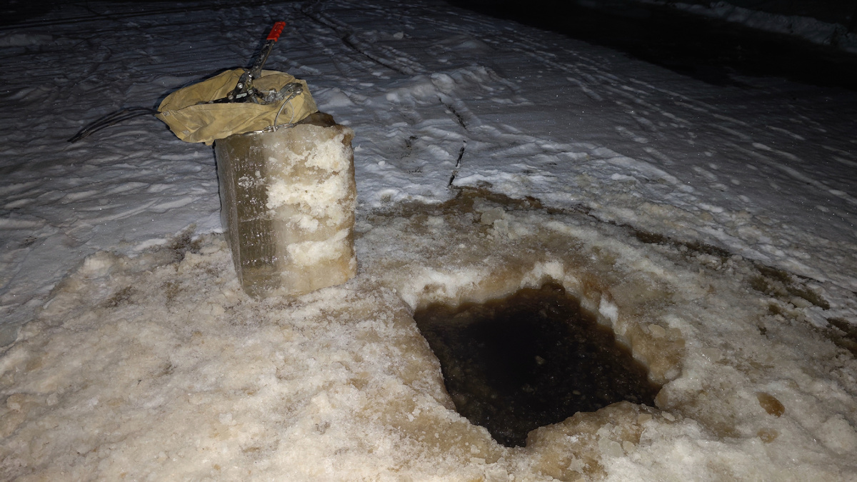 Толщина льда более 40 см! Не нужно пугаться цвета воды - это норма для торфяных водоёмов