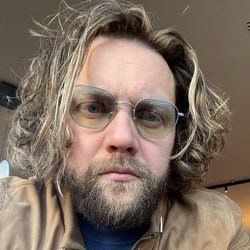    — Если сравнивать весь год по общей выручке, то рост — максимум 1%. Но он должен быть намного больше по общей сумме, так как в течение года приходилось поднимать цены на а-ля карт, карту бара и карту вин. Я думаю, за год цены выросли процентов на 20—25. Если говорить о декабре, то лично у нас этот месяц был хуже на 3% по сравнению с 2024-м, — заявил в разговоре с «Реальным временем» учредитель и директор ресторана «Утка в котелке» Артем Акчурин.