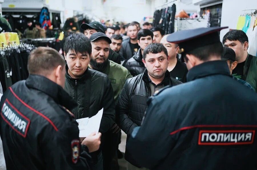 Из открытых источников в интернете. Мигранты в России. 