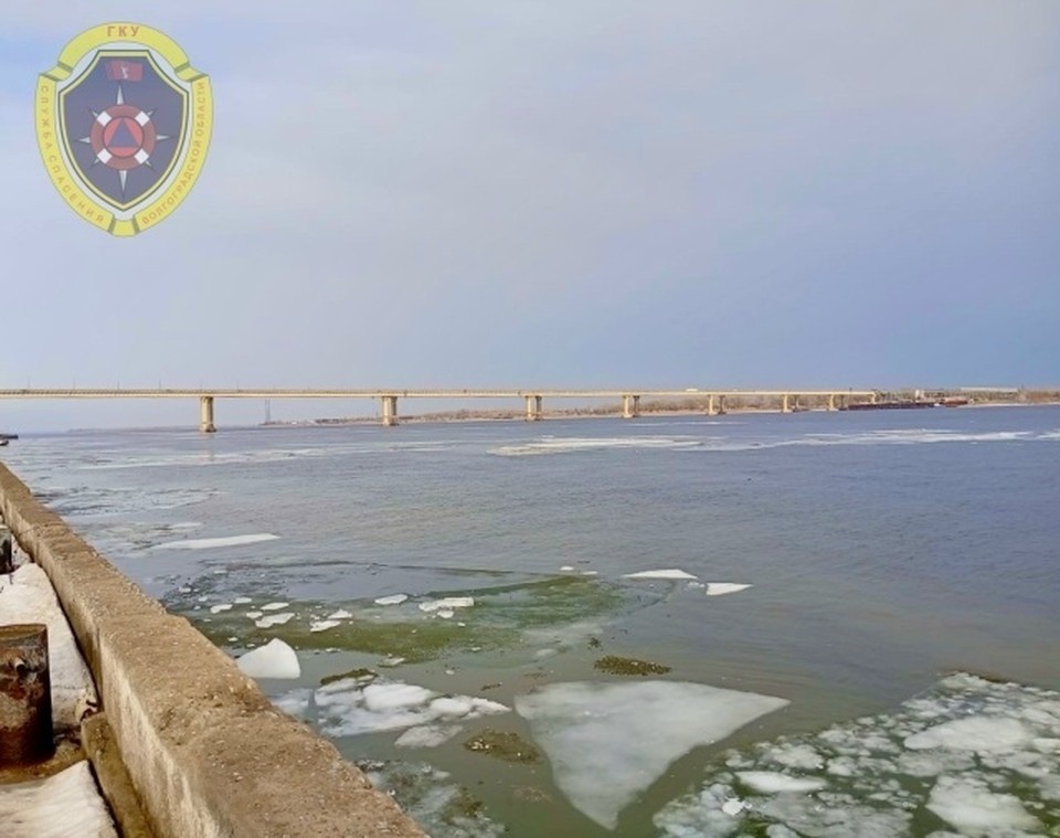    Девушка упала с танцующего моста в ледяную Волгу. Фото: ГКУ Служба спасения