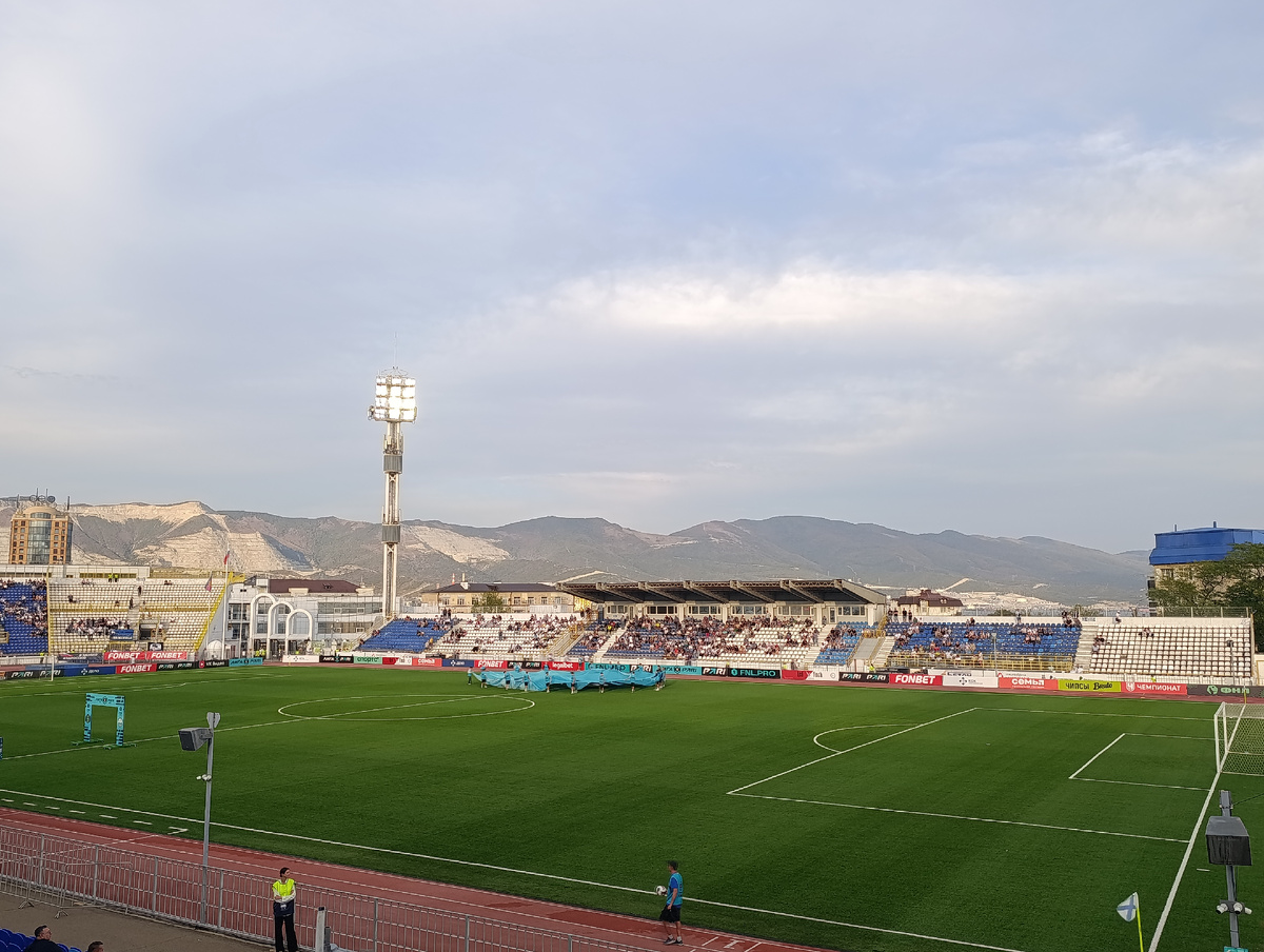 Трибуны на футбольных матчах в России всё чаще остаются пустыми. Фото: личный архив.